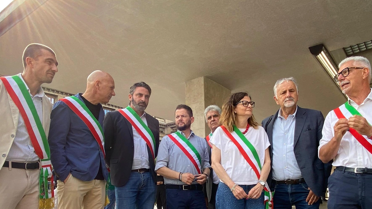 Martedì scorso, un gruppo di sindaci. accompagnati dai consiglieri regionali Ceccarelli e Casucci si è trovata in protesta a Santa Maria Novella Martedì scorso, un gruppo di sindaci. accompagnati dai consiglieri regionali Ceccarelli e Casucci si è trovata in protesta a Santa Maria Novella