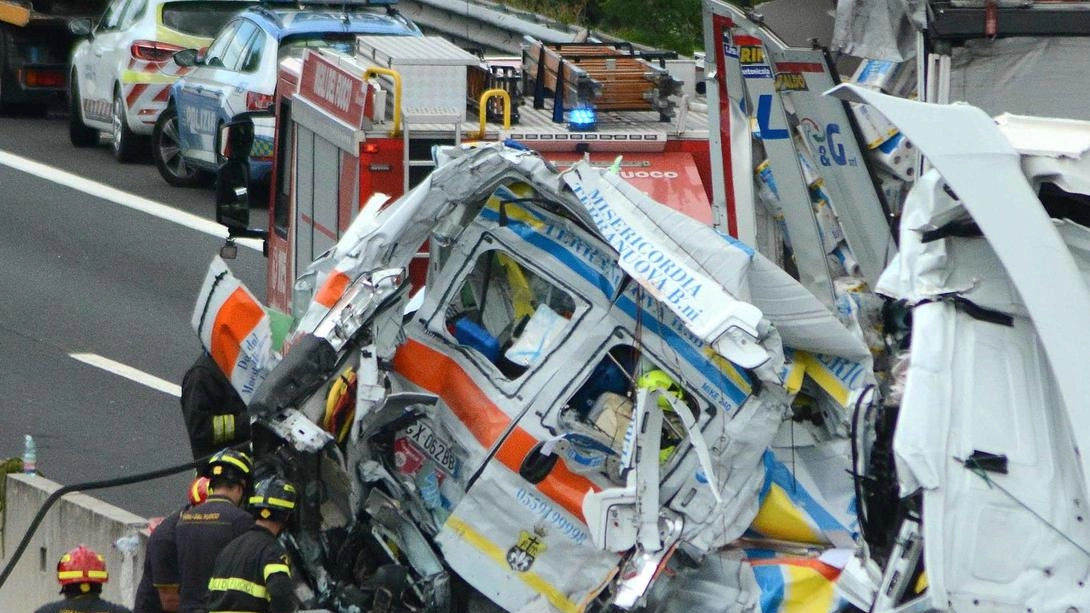L’ambulanza della Misericordia con a bordo tre persone pressata dallo schianto con il tir L’ambulanza della Misericordia con a bordo tre persone pressata dallo schianto con il tir