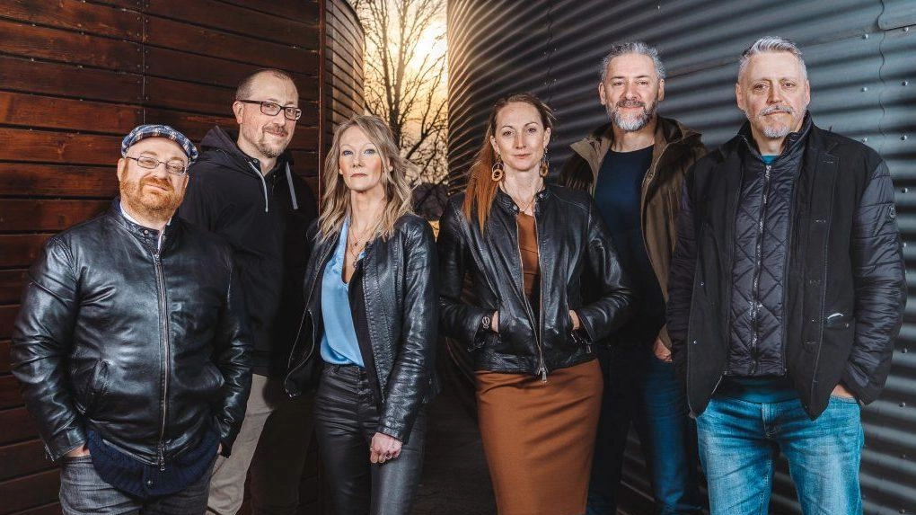 Da qui la musica irlandese nel mondo grazie a questo gruppo composto da artisti straordinari "Il nostro prossimo disco uscirà a primavera, ripartiremo con il primo appuntamento in Olanda". Da qui la musica irlandese nel mondo grazie a questo gruppo composto da artisti straordinari "Il nostro prossimo disco uscirà a primavera, ripartiremo con il primo appuntamento in Olanda".