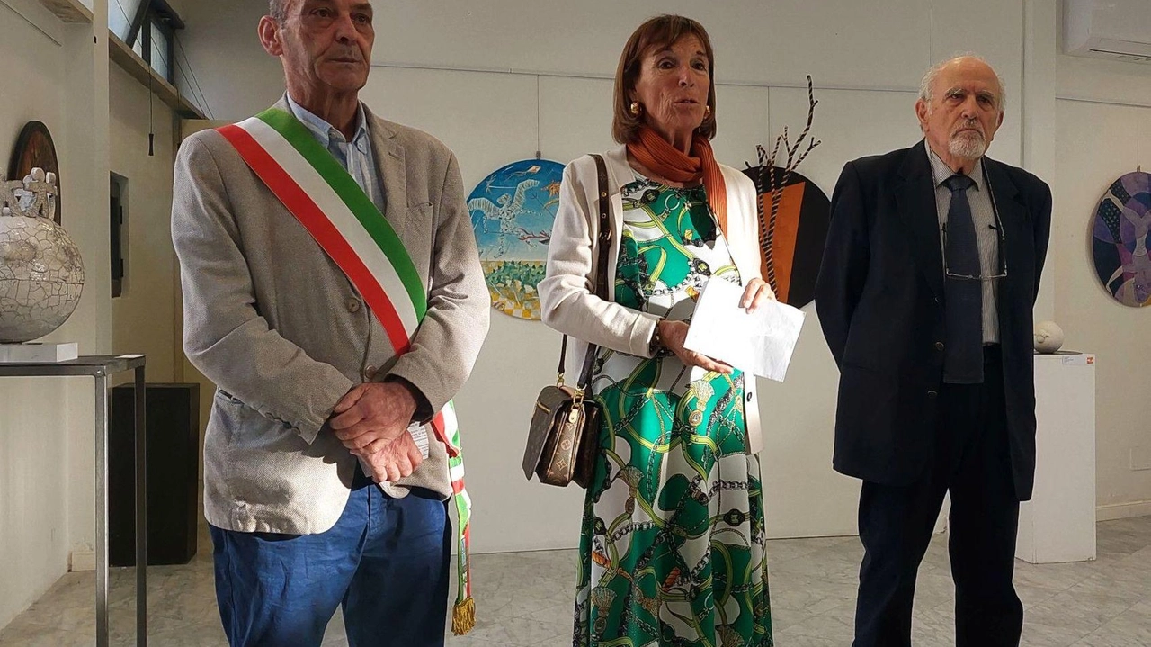 La rassegna d'arte contemporanea "A tutto tondo, fra memoria e nostalgia" a Pietrasanta presenta opere di 36 artisti su supporti circolari, esplorando il tema del ricordo. La mostra è visitabile fino al 29 settembre nella sala del San Leone, con ingresso libero. La rassegna d'arte contemporanea "A tutto tondo, fra memoria e nostalgia" a Pietrasanta presenta opere di 36 artisti su supporti circolari, esplorando il tema del ricordo. La mostra è visitabile fino al 29 settembre nella sala del San Leone, con ingresso libero.