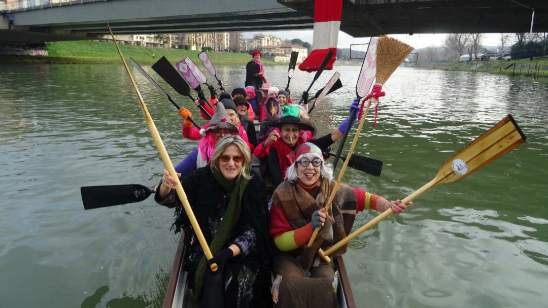 Firenze, la Befana è arrivata dall'Arno sul Dragon Boat Firenze, la Befana è arrivata dall'Arno sul Dragon Boat