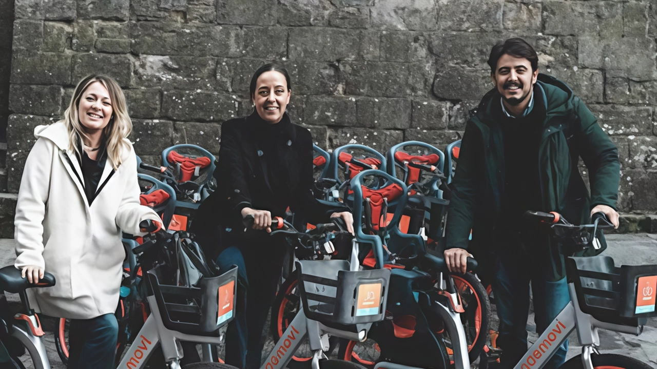 Nuovi seggiolini posteriori per bambini sulle e-bike del servizio di bike sharing Ridemovi, accolto positivamente dalle istituzioni e dai genitori per favorire la mobilità sostenibile e sicura. Nuovi seggiolini posteriori per bambini sulle e-bike del servizio di bike sharing Ridemovi, accolto positivamente dalle istituzioni e dai genitori per favorire la mobilità sostenibile e sicura.