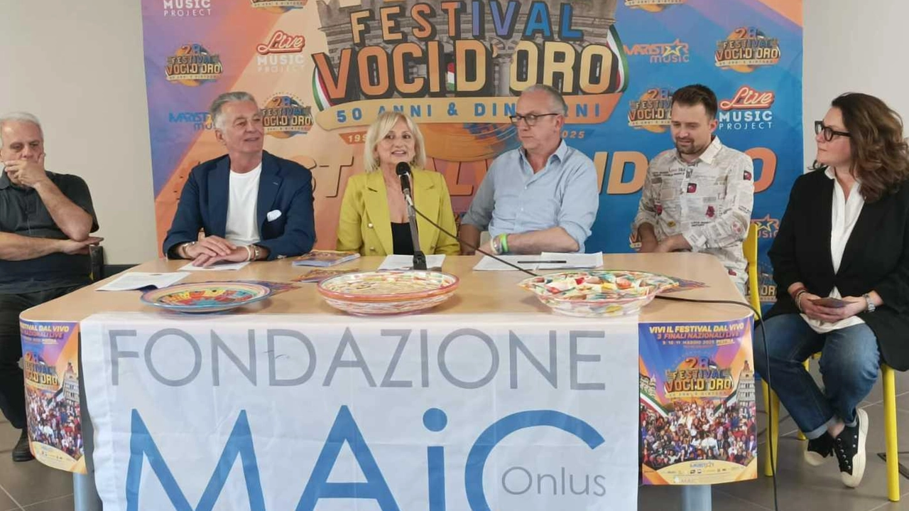 Un momento della conferenza stampa di presentazione del Festival delle voci d’oro Un momento della conferenza stampa di presentazione del Festival delle voci d’oro