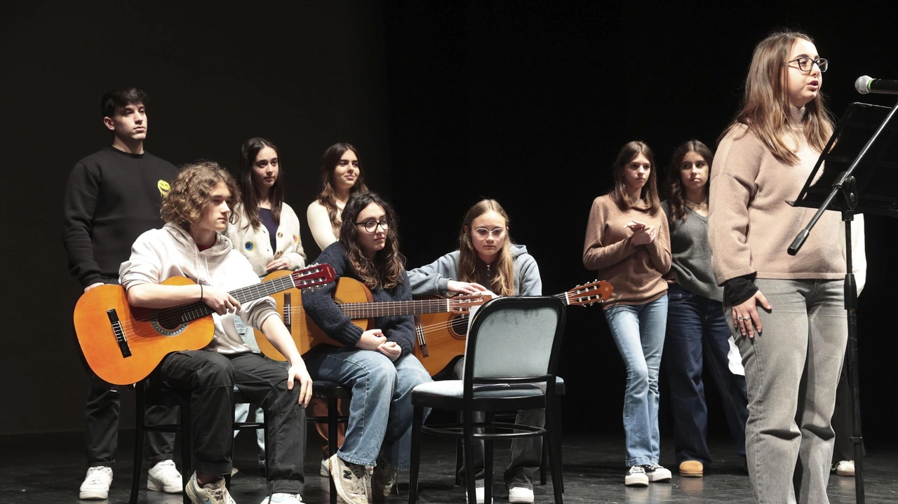 Alcuni momenti dell’iniziativa che si è svolta con gli studenti al teatro dei Rozzi grazie al Comune di Siena Alcuni momenti dell’iniziativa che si è svolta con gli studenti al teatro dei Rozzi grazie al Comune di Siena