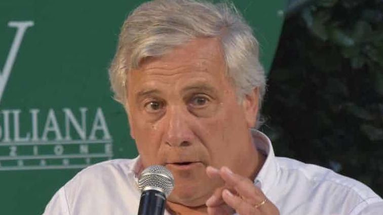 https://www.lanazione.it/image-service/view/acePublic/alias/contentid/NWMwYmM5OWYtNDNhNi00/0/arriva-tajani-sit-in-di-protesta-del-collettivo.jpeg?f=16:9&w=1200&h=630