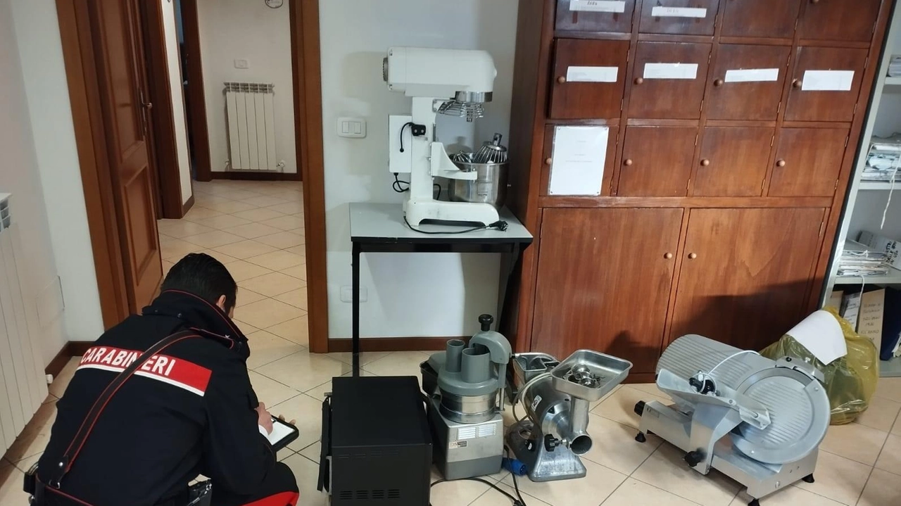 I militari hanno recuperato refurtiva per un valore di diecimila euro. Gli episodi nel mirino degli investigatori sono cinque, tra bar e ristoranti. I militari hanno recuperato refurtiva per un valore di diecimila euro. Gli episodi nel mirino degli investigatori sono cinque, tra bar e ristoranti.
