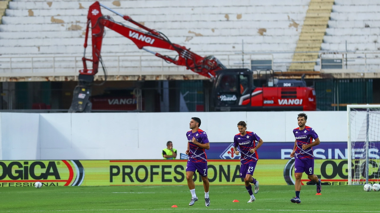 Lavori al Franchi durante un allenamento della Fiorentina Lavori al Franchi durante un allenamento della Fiorentina
