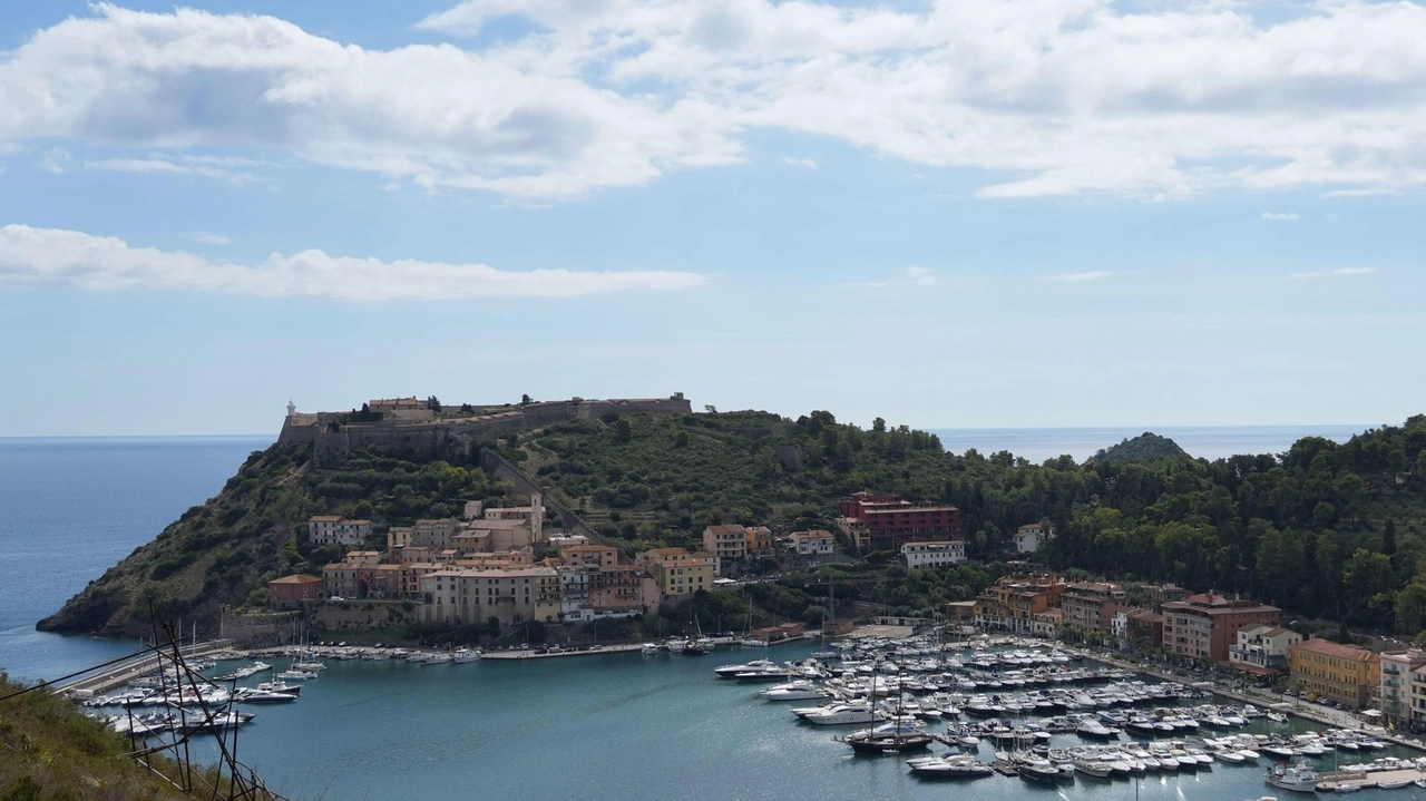 Il sindaco di Monte Argentario, Arturo Cerulli, e una panoramica dei pontili di Porto Ercole che sono al centro di una battaglia legale Il sindaco di Monte Argentario, Arturo Cerulli, e una panoramica dei pontili di Porto Ercole che sono al centro di una battaglia legale