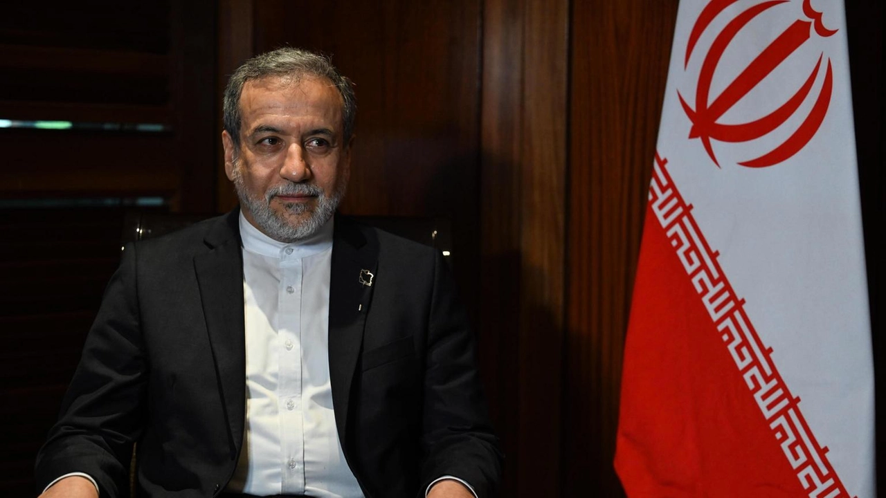 I ministri degli Esteri di Germania, Francia e Gran Bretagna e l'UE discutono con l'Iran sul nucleare a Ginevra. I ministri degli Esteri di Germania, Francia e Gran Bretagna e l'UE discutono con l'Iran sul nucleare a Ginevra.