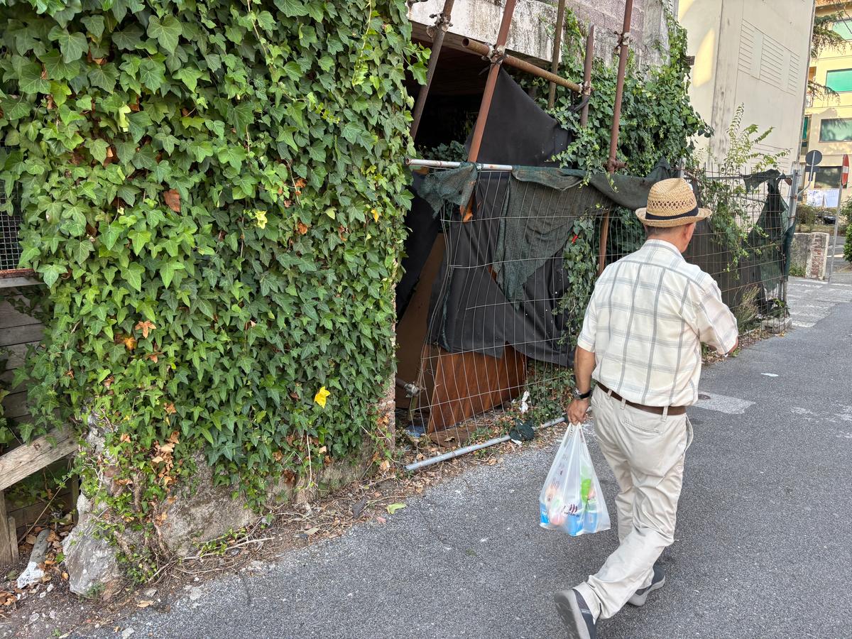 Pontedera, viaggio negli edifici occupati: tra rifiuti, reti divelte e degrado