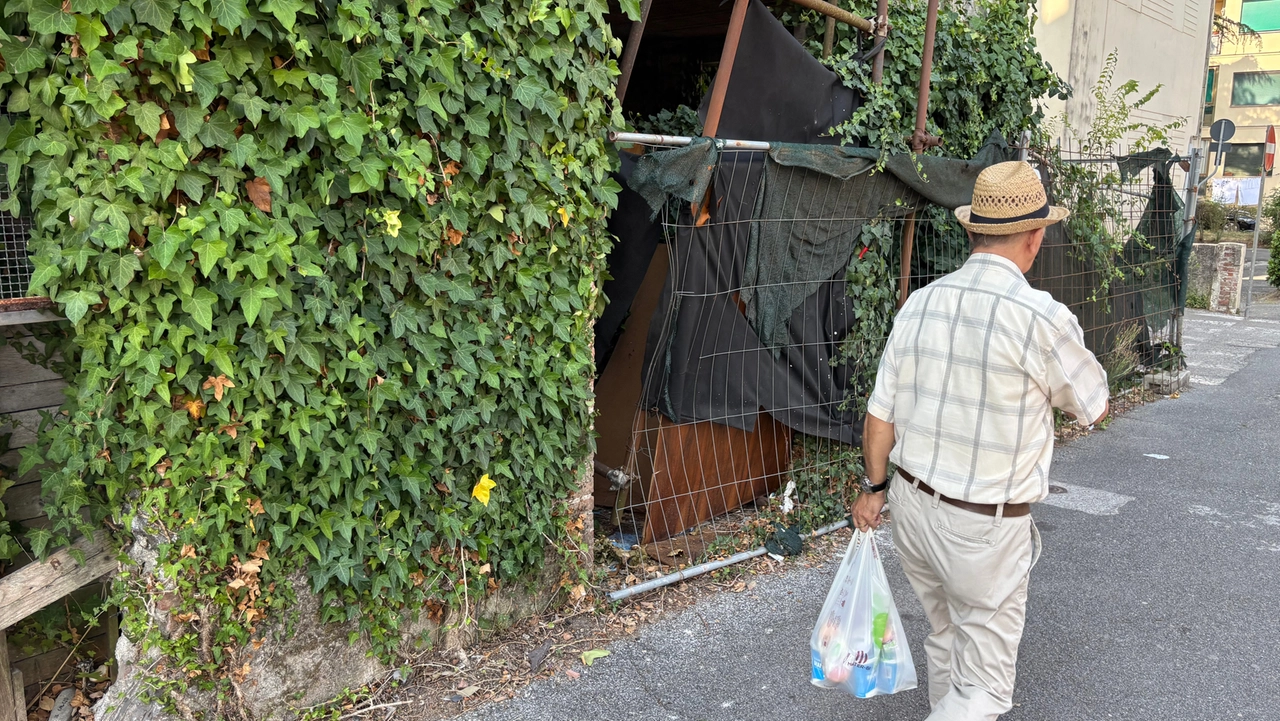 L’”ingresso” all’ex Enel creato dagli abusivi.