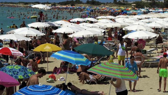 Turisti in spiaggia (Foto archivio Ansa) Turisti in spiaggia (Foto archivio Ansa)