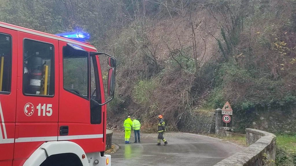 . foto i Vigili del Fuoco in azione per ripristinare la frana sulla SS12 in zona Popiglio . foto i Vigili del Fuoco in azione per ripristinare la frana sulla SS12 in zona Popiglio