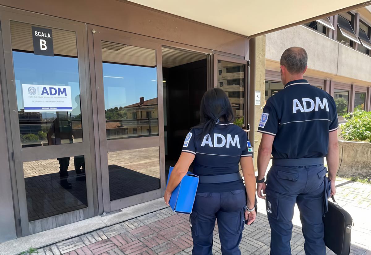 “China“ del lusso, ma senza Iva. Le Dogane: evasione da 11 milioni . Maxi stangata per 18 “importatori“ “China“ del lusso, ma senza Iva. Le Dogane: evasione da 11 milioni . Maxi stangata per 18 “importatori“