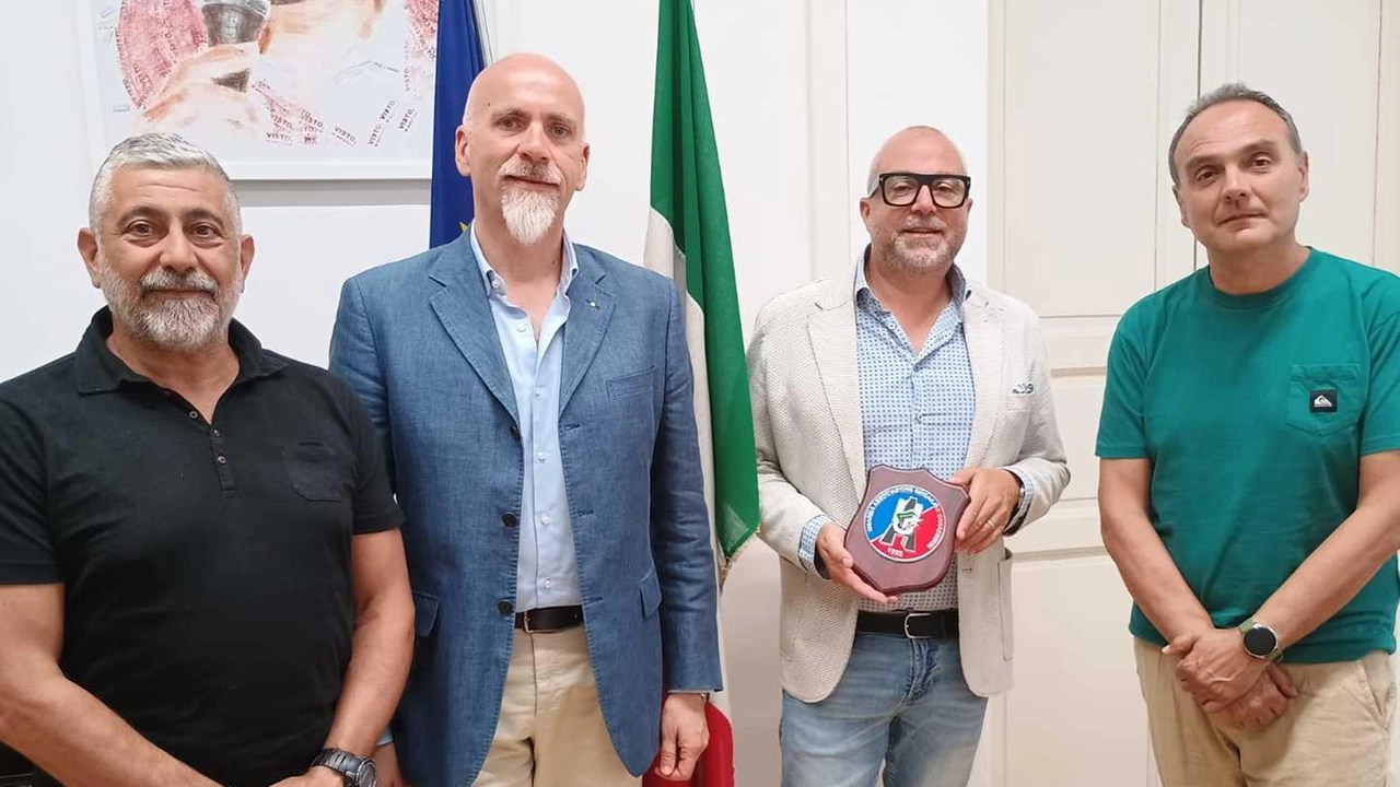 Il sindaco Matteo Franconi durante l’incontro con l’associazione sindacale dell’Arma "Sempre prioritaria, rimandata per il Covid e l’investimento per la realizzazione del Polo Carlesi". Il sindaco Matteo Franconi durante l’incontro con l’associazione sindacale dell’Arma "Sempre prioritaria, rimandata per il Covid e l’investimento per la realizzazione del Polo Carlesi".