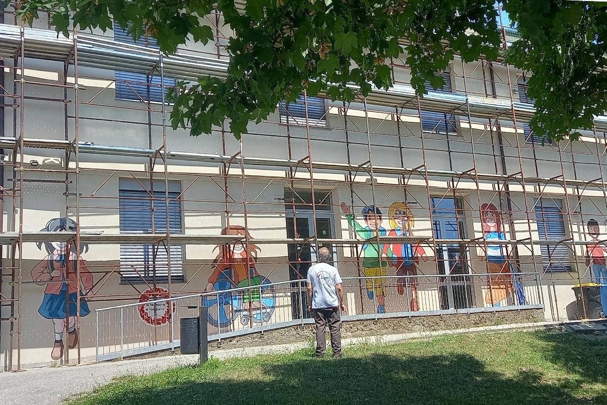 https://www.lanazione.it/image-service/view/acePublic/alias/contentid/NWNiYTA1NjItODJiNi00/0/pannelli-fotovoltaici-sulla-scuola-anna-frank.jpeg?f=1.91:1&w=1200