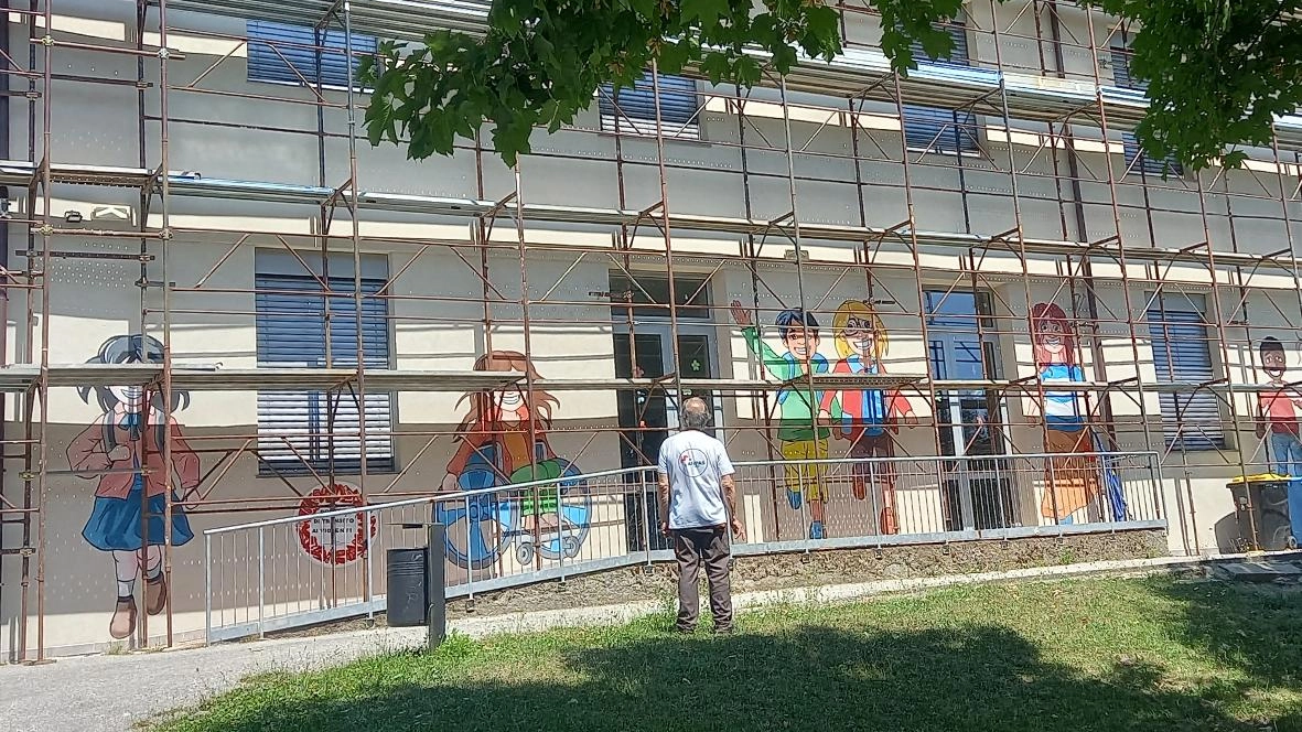 La scuola del paese di Maresca è stata circondata dalle impalcature per consentire l’allestimento dei pannelli