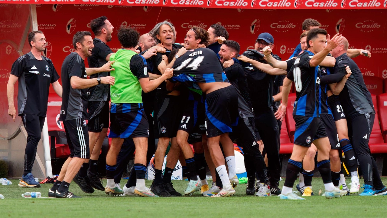 Filippo Inzaghi, 51 anni, festeggiato in panchina dopo la partita di Bari che vale la Serie A Filippo Inzaghi, 51 anni, festeggiato in panchina dopo la partita di Bari che vale la Serie A