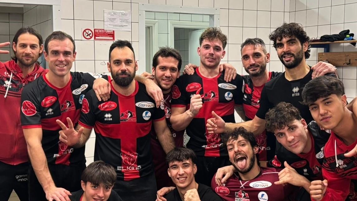 L’allegria dei sarzanesi al termine della vittoria sulla pista del Montebello che ha regalato alla formazione del tecnico Festa. tre punti davvero importanti L’allegria dei sarzanesi al termine della vittoria sulla pista del Montebello che ha regalato alla formazione del tecnico Festa. tre punti davvero importanti