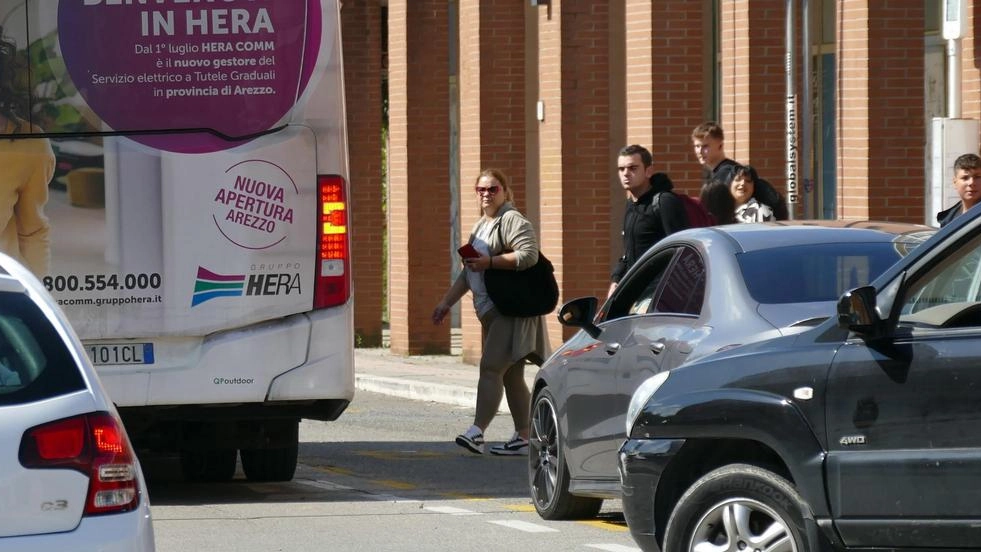 "Siamo costretti a far scendere i passeggeri in strada, così in Guido Monaco e in altre zone critiche". Paradosso ospedale: corsia preferenziale in panne, anziani in difficoltà. Vigili in azione: prime multe. "Siamo costretti a far scendere i passeggeri in strada, così in Guido Monaco e in altre zone critiche". Paradosso ospedale: corsia preferenziale in panne, anziani in difficoltà. Vigili in azione: prime multe.