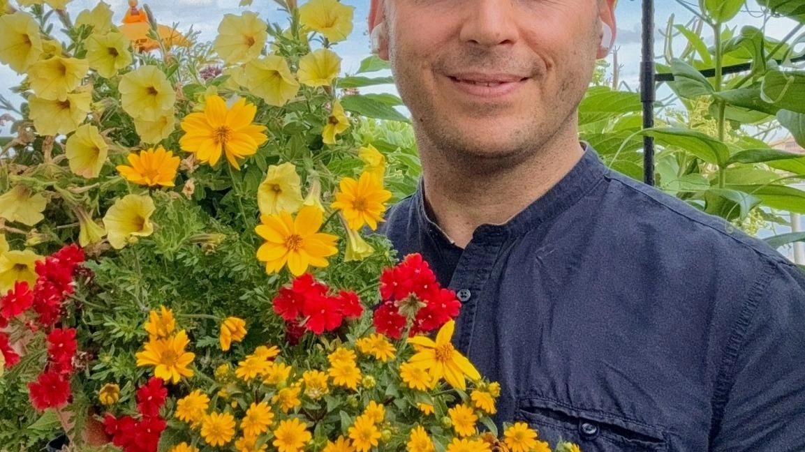 Francesco Diliddo, 45 anni, è un professore di italiano con una grande passione che lo accompagna fin da bambino. Nato e cresciuto in Puglia, Francesco ha sempre avuto il pollice verde e un’innata passione per le piante Francesco Diliddo, 45 anni, è un professore di italiano con una grande passione che lo accompagna fin da bambino. Nato e cresciuto in Puglia, Francesco ha sempre avuto il pollice verde e un’innata passione per le piante