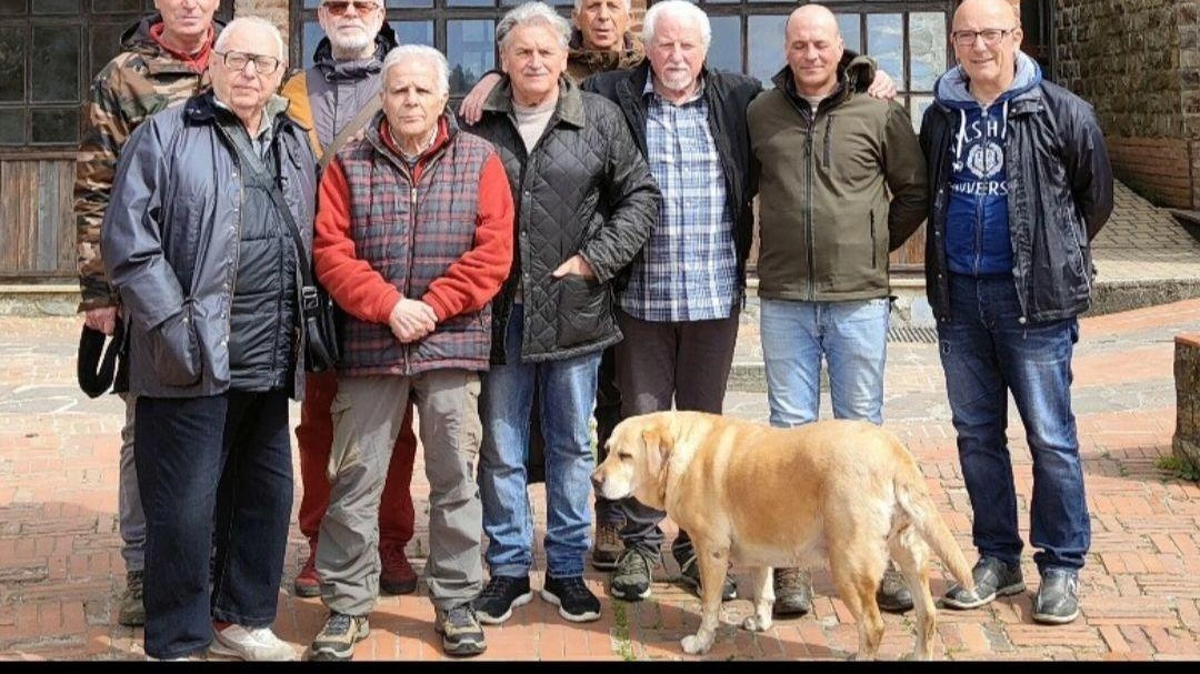 I soci della Comunità Monte Brugiana con il presidente e fondatore Adriano Cacciatori I soci della Comunità Monte Brugiana con il presidente e fondatore Adriano Cacciatori