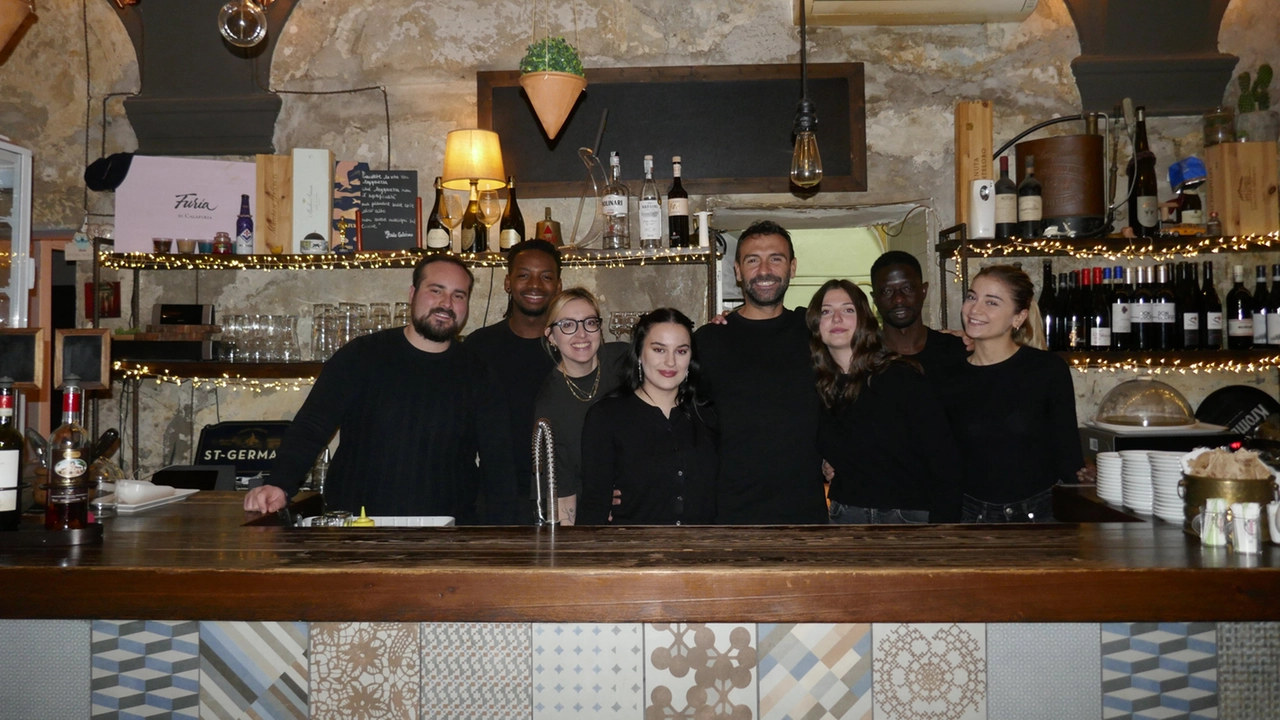 La squadra al completo di «Tommy ridammi un bacino» di via Guasti. Il ristorante è gestito da Tommaso Degli Angeli e, oltre alla pizza, vengono serviti anche piatti di carne e pesce Foto Attalmi