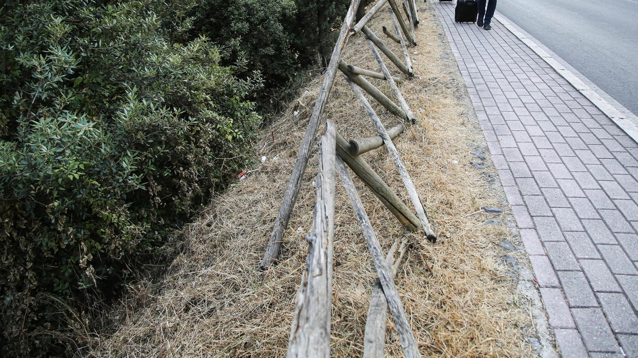 L’ormai nota staccionata del marciapiede di via Pellas percorsa ogni giorno da turisti e cittadini L’ormai nota staccionata del marciapiede di via Pellas percorsa ogni giorno da turisti e cittadini