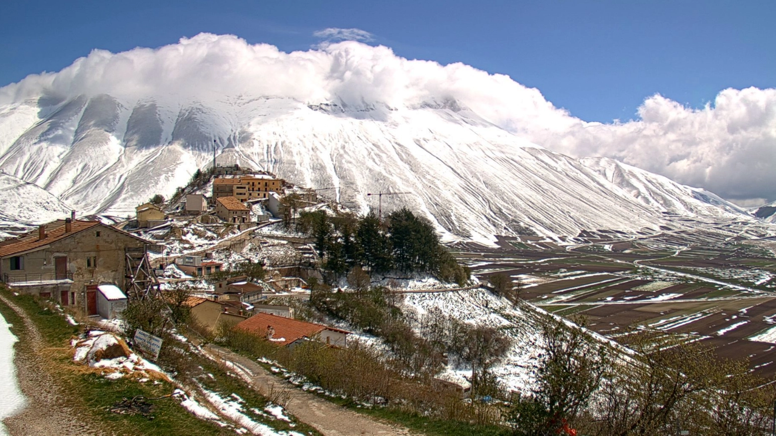 La neve sul monte Vettore, a Castelluccio registrati -6 gradi (Foto webcam scenaridigitali.com)