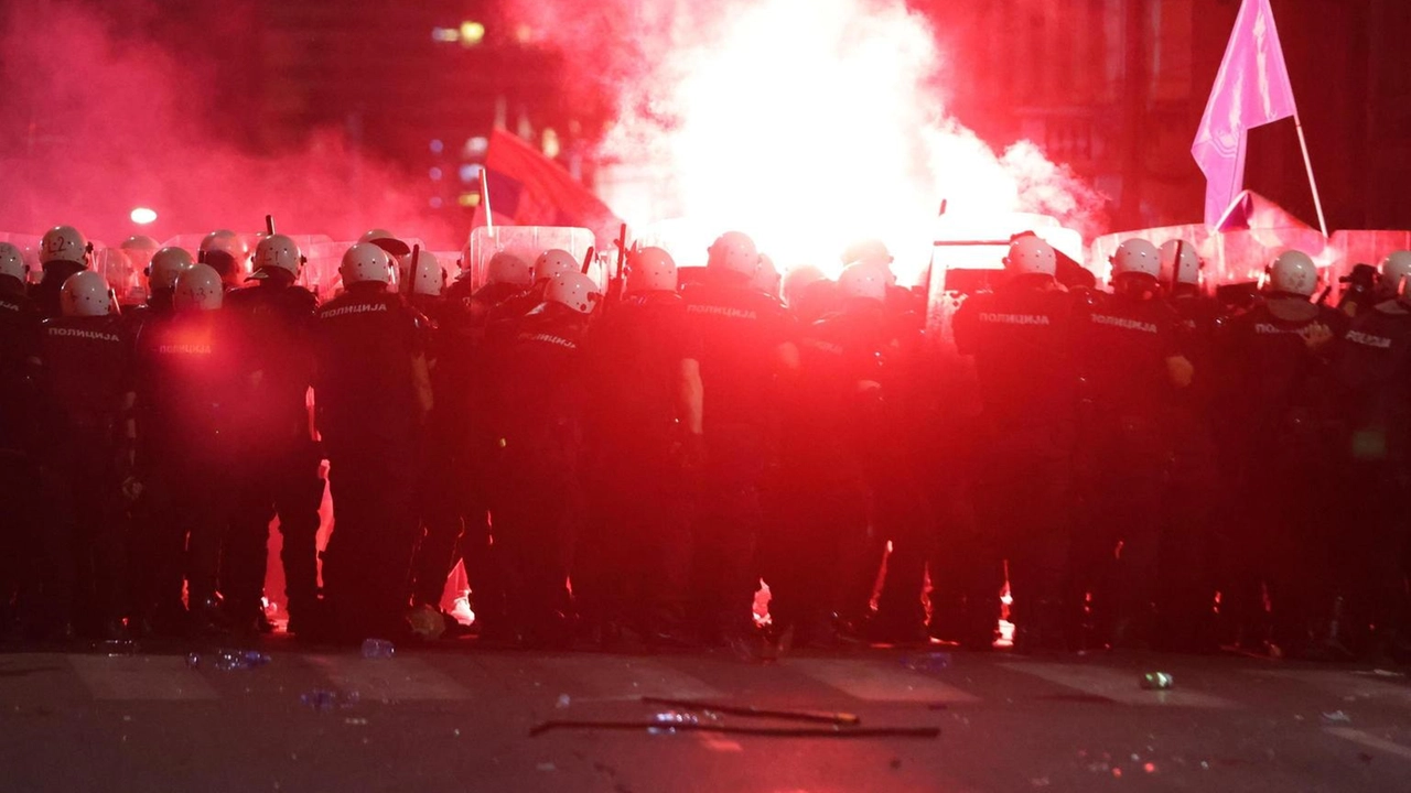 Ancora incidenti e scontri. Autorità condannano le violenze
