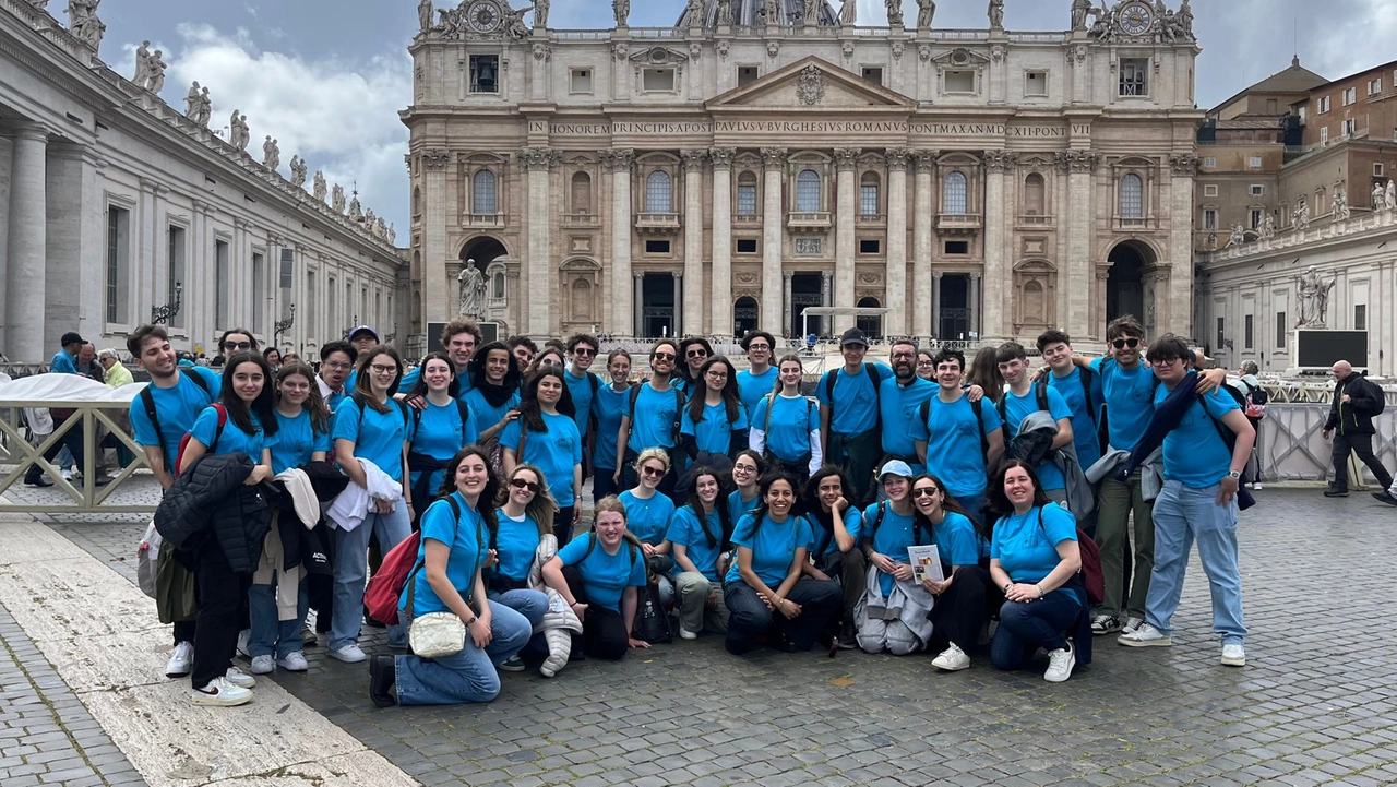 I giovani nel viaggio a Roma, accompagnati da don Gianluca Diolaiuti I giovani nel viaggio a Roma, accompagnati da don Gianluca Diolaiuti