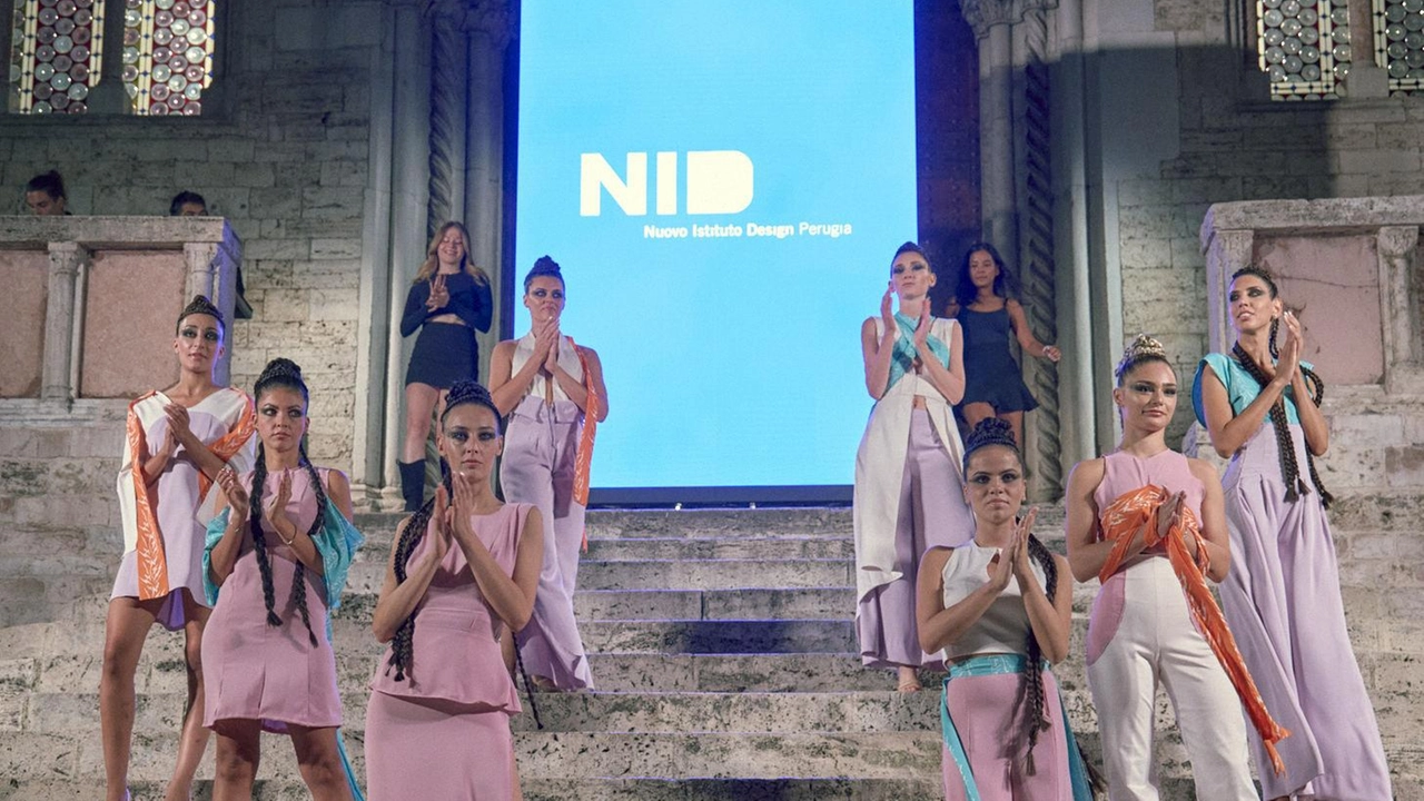 A Perugia, venerdì alle 21.30, si terrà la XXIV edizione del Fashion Show Nid, con la presentazione delle creazioni di 26 studenti di moda. La sfilata sarà un'occasione per scoprire talenti emergenti e per celebrare l'eccellenza del settore. A Perugia, venerdì alle 21.30, si terrà la XXIV edizione del Fashion Show Nid, con la presentazione delle creazioni di 26 studenti di moda. La sfilata sarà un'occasione per scoprire talenti emergenti e per celebrare l'eccellenza del settore.