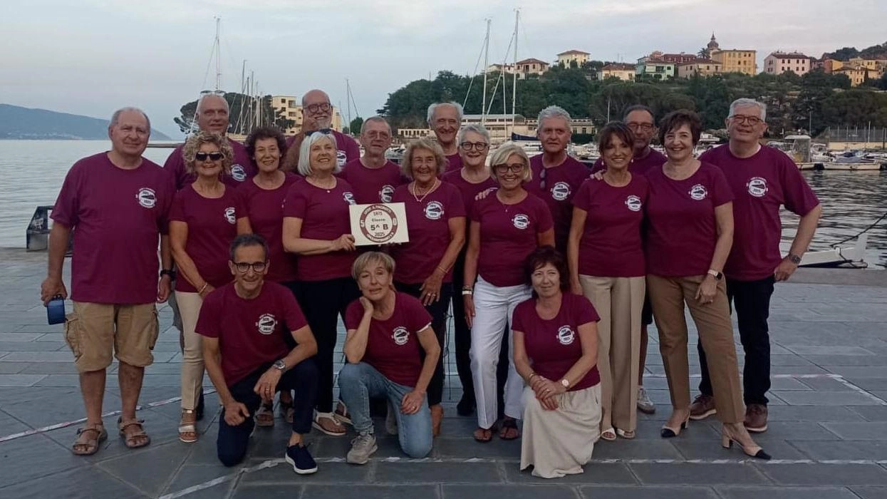 Gli alunni della 5 B al ristorante con maglie celebrative