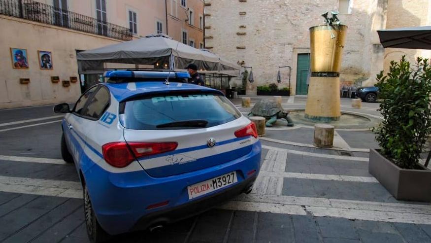 Aggredisce in strada la fidanzata . La minacca e colpisce al volto. Poi le sottrae anche 200 euro Aggredisce in strada la fidanzata . La minacca e colpisce al volto. Poi le sottrae anche 200 euro