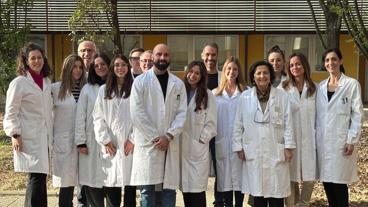 Il team che ha condotto la ricerca. Da sinistra: Martina Chieca, Matilde Marini, Pierangelo Geppetti, Giulia Brancolini, Elisa Bellantoni, Pasquale Pensieri, Gaetano De Siena, Francesco De Logu, Alessandra Mastricci, Lorenzo Landini, Martina Tesi, Mariarosaria Di Tommaso, Irene Scuffi, Viola Seravalli, Romina Nassini.