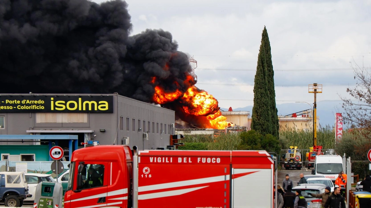 Le fiamme altissime nella mattina dello scorso nove dicembre al deposito Eni di via Erbosa. L’incendio è stato domato rapidamente senza che il rogo si propagasse ad altre aree della raffineria Le fiamme altissime nella mattina dello scorso nove dicembre al deposito Eni di via Erbosa. L’incendio è stato domato rapidamente senza che il rogo si propagasse ad altre aree della raffineria