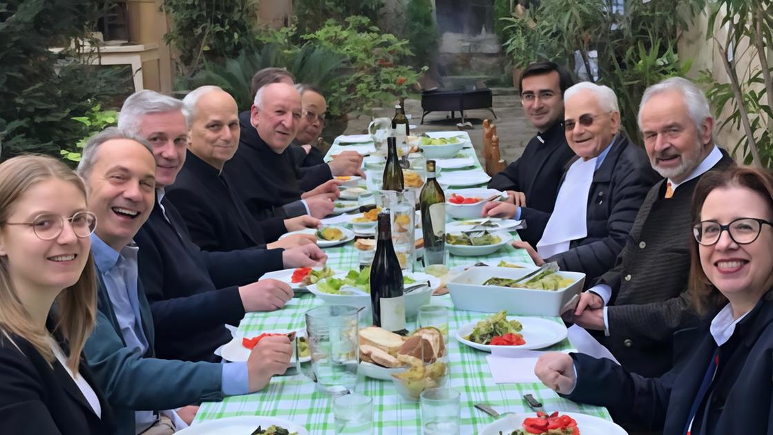 https://www.lanazione.it/image-service/view/acePublic/alias/contentid/NWNmNzhiZjctMTljZC00/0/sorrisi-e-brindisi-in-piazza-sara-un-uomo-di-pace.jpeg?f=16:9&w=1200&h=630