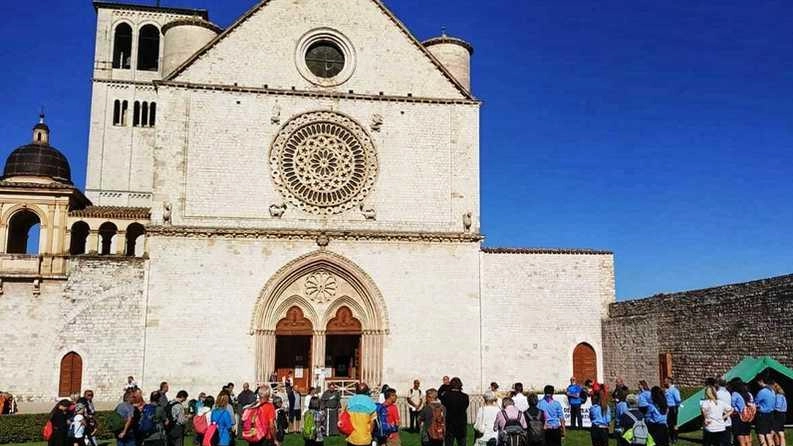 Giovani e adulti durante uno dei “cammini di San Francesco“ Giovani e adulti durante uno dei “cammini di San Francesco“