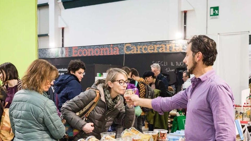 Uno stand di frutta secca aromatizzata nei padiglioni di Bastia Uno stand di frutta secca aromatizzata nei padiglioni di Bastia