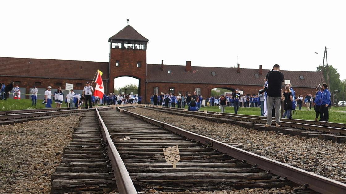 Gesto folle ad Auschwitz, fa il saluto nazista nel campo di sterminio. Minorenne nei guai Gesto folle ad Auschwitz, fa il saluto nazista nel campo di sterminio. Minorenne nei guai