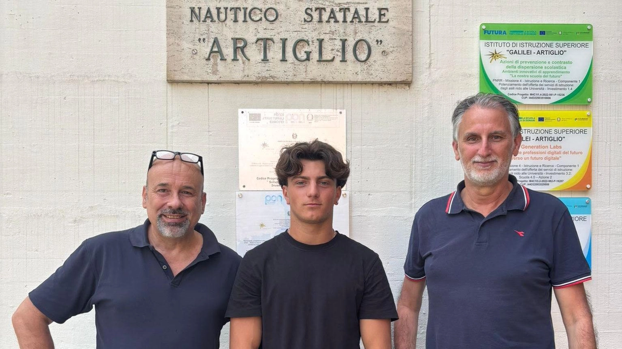 Matteo Burichetti, che ha vinto la gara dei nautici, insieme ai due professori Andrea Costantino e Umberto Bertilotti