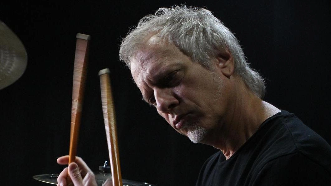 Gran finale per Spoleto Jazz con il concerto del Dave Weckl & Tom Kennedy Project al Teatro Nuovo Menotti. Formazione stellare con leggendario batterista e ospiti speciali. Organizzato da Visioninmusica, biglietti in vendita su Vivaticket.it. Gran finale per Spoleto Jazz con il concerto del Dave Weckl & Tom Kennedy Project al Teatro Nuovo Menotti. Formazione stellare con leggendario batterista e ospiti speciali. Organizzato da Visioninmusica, biglietti in vendita su Vivaticket.it.