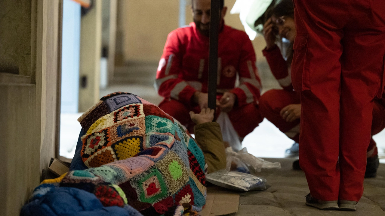 La Croce Rossa Italiana distribuirà ai senza dimora coperte colorate realizzate dai volontari di Sheep Italia (Foto Ansa) La Croce Rossa Italiana distribuirà ai senza dimora coperte colorate realizzate dai volontari di Sheep Italia (Foto Ansa)