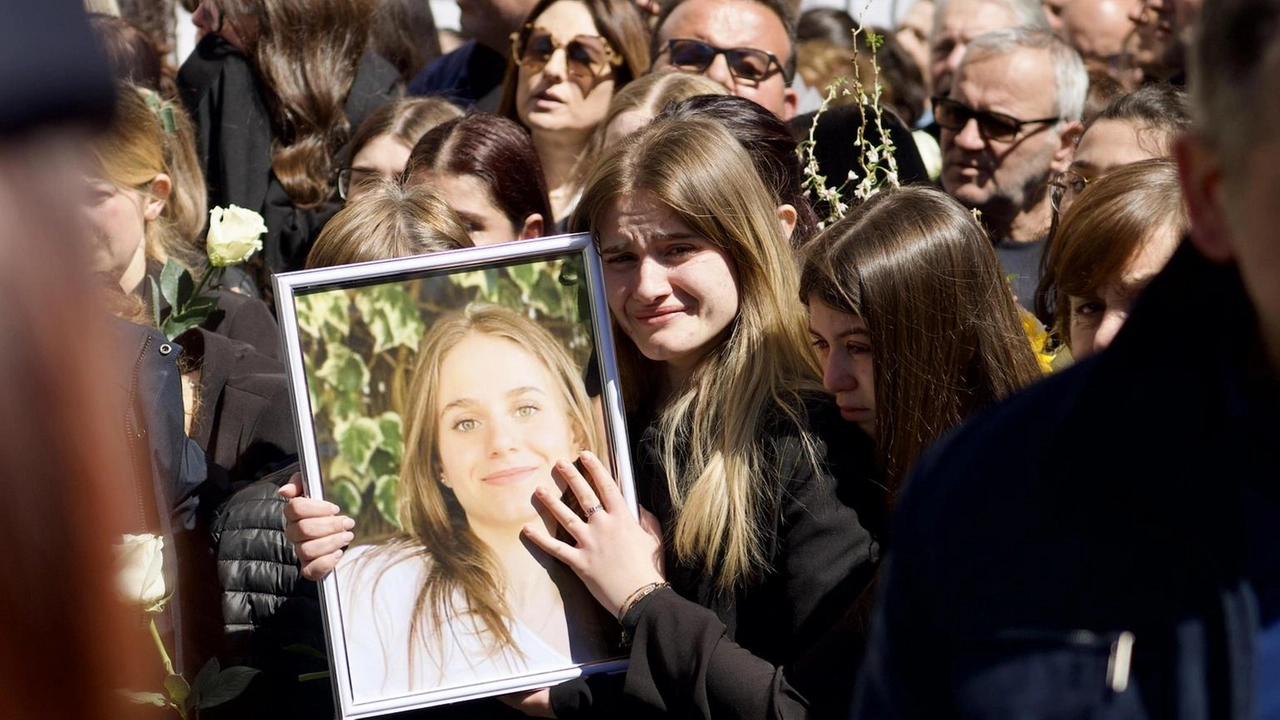 Folla al rito funebre della studentessa uccisa dall’ex fidanzato
