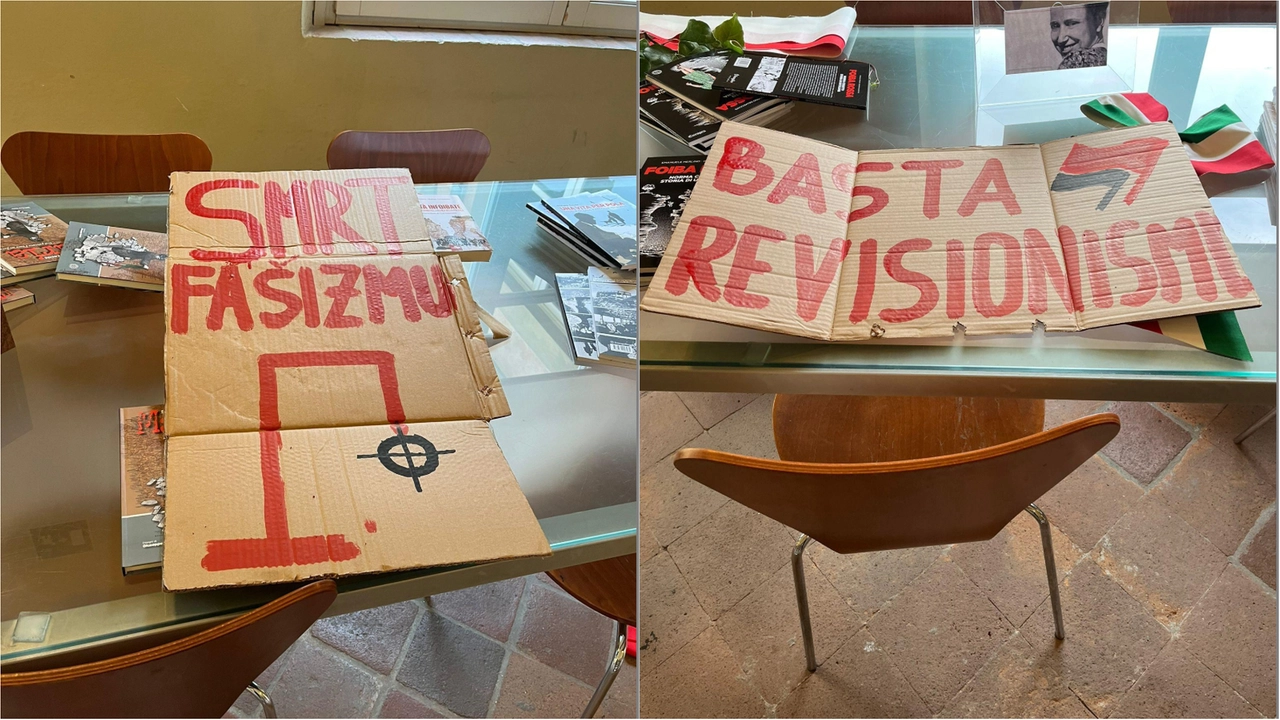 Cartelloni e scritte in rosso alla biblioteca Civica Agorà Cartelloni e scritte in rosso alla biblioteca Civica Agorà