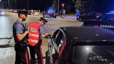 I carabinieri hanno arrestato nella notte tre persone per rapina I carabinieri hanno arrestato nella notte tre persone per rapina
