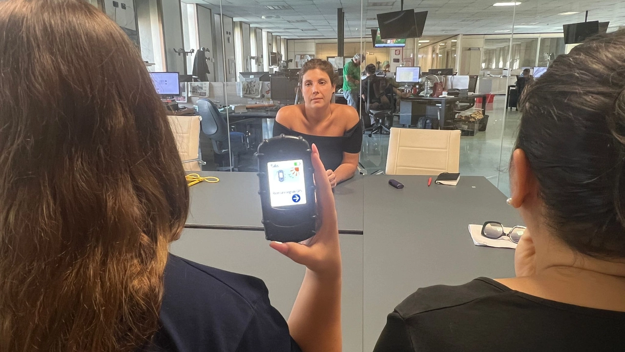 Il racconto della ragazza, di schiena, davanti alla nostra giornalista
