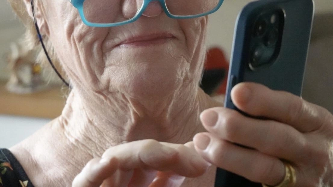 A Porcari cresce la protesta per il grave disagio legato alla telefonia fissa e mobile. Persone anziane senza telefono da giorni, segnale assente nonostante ripetitori. Cittadini denunciano eccessiva parcellizzazione dei subappalti e continui cambi di proprietà delle linee. Situazione insostenibile che ostacola comunicazioni e servizi essenziali. A Porcari cresce la protesta per il grave disagio legato alla telefonia fissa e mobile. Persone anziane senza telefono da giorni, segnale assente nonostante ripetitori. Cittadini denunciano eccessiva parcellizzazione dei subappalti e continui cambi di proprietà delle linee. Situazione insostenibile che ostacola comunicazioni e servizi essenziali.