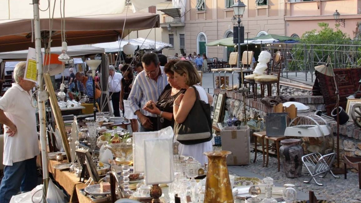 Una delle tante bancarelle di oggetti di antiquariato che sarà aperta fino al 18 agosto nella sessantesima edizione della Soffitta Una delle tante bancarelle di oggetti di antiquariato che sarà aperta fino al 18 agosto nella sessantesima edizione della Soffitta
