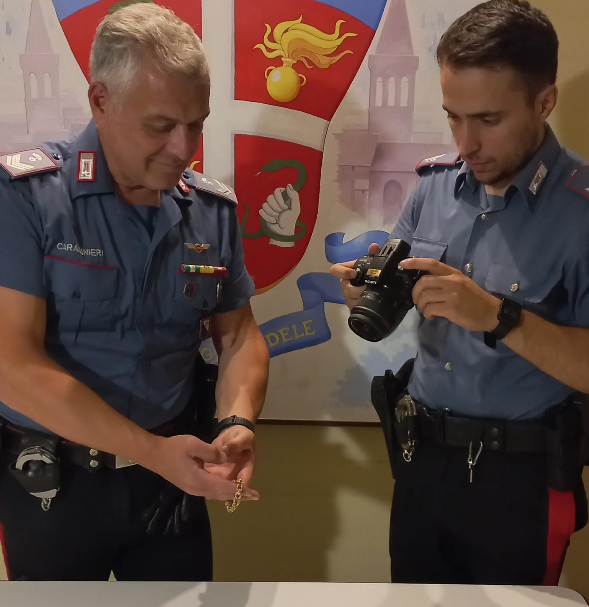https://www.lanazione.it/image-service/view/acePublic/alias/contentid/NWQ2Y2I1MDEtNjAxMC00/0/anziana-fa-arrestare-finti-carabinieri-il-blitz-sulla-e45-due-in-manette.jpeg